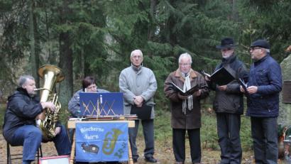 Bild: ads
Würdig und stimmungsvoll gestalten D' Schwalberer mit instrumentaler Unterstützung durch die Blechernen Sait'n die Gedenkfeier für die verstorbenen Sänger sowie Heimat- und Buchbergfreunde am Gedenkstein oberhalb der Buchberghütte.