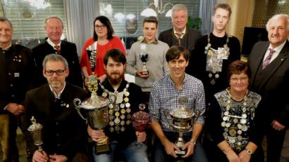 Bild: le
Die neuen Könige und Pokalsieger (sitzend, von links): Pokalsieger Siegfried Kellner, Pokalsieger und Schützenkönig Dominik Kraus, Pokalsieger Bernd Münchmeier und Damenkönigin Silvia Drechsler sowie (stehend, von links) Schützenmeister Günter Drechsler, Pokalspender Erich Schieder, Pokalsiegerin Irina Krauß, Pokalsieger Niklas Schönberger, Bürgermeister Günter Stich, Jugendkönig Joel Egner und Schützenkommissar Fred Lehner.