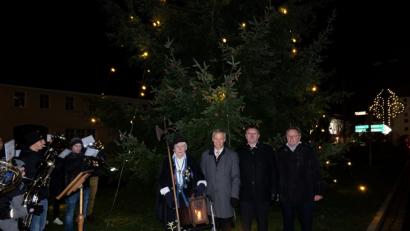 Bild: Stefanie Gradl
Nachtwächter Tschung entzündet zusammen mit den drei Bürgermeistern (von links) Thorsten Grädler, Hans-Martin Schertl und Heinrich Ruppert feierlich die Lichter am Christbaum auf dem Vilsecker Marktplatz.
