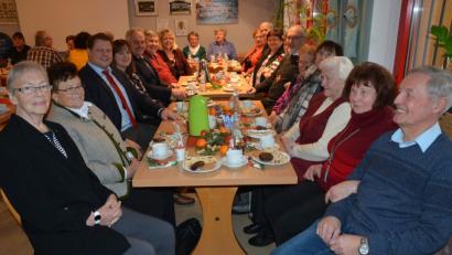 Bild: jr
AWO-Ortsvorsitzender Max Zintl (rechts) freute sich bei der Adventsfeier über ein volles Haus. Mit dabei war auch die frühere Kreisgeschäftsführerin Hannelore Bienlein-Holl (links).