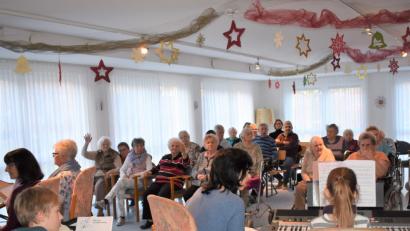 Bild: rgr
Der Musikverein "Klingende Töne" erfreut die Bewohner des Seniorenpflegeheimes "St. Sebastian" mit schönen Liedern.