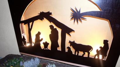 Bild: ohr
Diese Krippe als Holzschnitt im Hof der Familie Sorgenfrei inspirierte Ortsheimatpfleger der Gemeinde Stulln, Hans Klar, zu einer hervorragenden Idee: Den Krippenweg. Die Familien Bodensteiner, Kraus, Rauch, Ritz und Sorgenfrei präsentieren ihre Krippen stets zugänglich unmittelbar hinter den Schaufenstern.