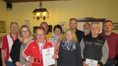 Bild: adj
Vorsitzender Reinhold Kreuzer (links) dankt im Namen des Verein für die Treue der Mitglieder.