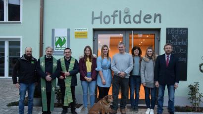 Bild: mde
Kemnath´s zweiter Bürgermeister Hermann Schraml, Franziska Brunner, Elisabeth Brunner und Hans Brunner mit Katrin Brunner und Sophie Brunner (von rechts) mit Naturland-Fachberater Konrad Maier, evang. Pfarrer Dirk Grafe und Stadtpfarrer Konrad Amschl (von links) bei der Eröffnungsfeier des Hofladens der Familie Brunner in Eisersdorf bei Kemnath.