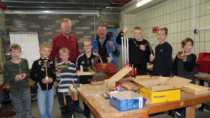 Bild: cs
Vom Windspiel, Solitärspiel und Tesafilm-Abroller bis hin zum Hampelmann reicht die Palette der Bastelarbeiten, die bei den Schnupperterminen entstehen. Beim jüngsten Treff machen sich die Jugendlichen entsprechend der Jahreszeit unter Anleitung von Peter Koch (links) und Dieter Wittmann an eine Weihnachtsdekoration.