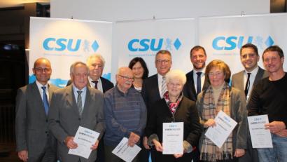 Bild: hä
Urkunden nehmen die langjährigen CSU-Mitglieder (vorne von links) Wolfgang Foierl, Karl Gruber, Christl Legat, Anneliese Kohl und Walter Siegert entgegen. Dazu gratulieren (hinten von links) Alfred Scheidler, Peter Gold, Doris Schön, Franz Stahl, Huberth Rosner und Christian Doleschal.