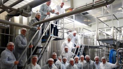 Bild: exb
Die CSU-Kreistagsfraktion sieht sich im Milchhof der Bayernland eG in Amberg um, Betriebsleiter Franz Edl (rechts) führt den Gästen die Produktion v