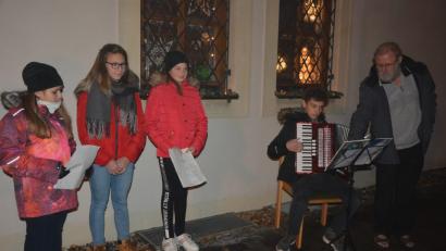 Bild: jr
Die Ministranten der Pfarrei St. Laurentius gestalteten die Auftaktfeier des Lebendigen Adventskalenders. Begrüßt wurden die Besucher von Pfarrseelsorger Pater Benedikt Leitmayr (rechts).