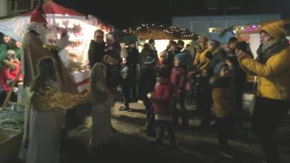 Bild: Köppl
Zusammen mit zwei kleinen Engerln verteilte der Nikolaus süße Lebkuchenhäuschen.