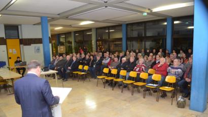 Bild: fz
Informationen aus erster Hand gibt es bei der Bürgerversammlung. Gut 100 Windischeschenbacher sind die die Schulaula gekommen.