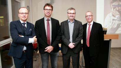 Bild: wro
Mit Dr. Rafael Ulrych, Dr. Michael Angerer, Dr. Gerhard Jilge und Dr. Roland Vogel (von links), standen gleich 4 Fachärzte als Referenten im Ärztehaus Rede und Antwort.