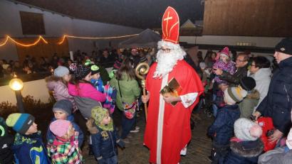 Bild: nib
Sehnsüchtig erwarteten die Kinder den Nikolaus.