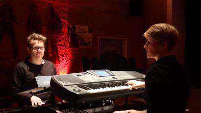 Bild: mfh
Anita Kinscher und Matthias Sommer sind das Duo "alles meins deins". Mit ihrer aktuellen CD "Rahmenlos" läuten sie nicht nur für Sulzbach-Rosenberg ein neues musikalisches Zeitalter ein.