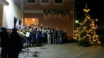 Bild: nbu
Traditionell eröffnen Siedlervorsitzender Hans Großer (Zweiter von rechts) und Bürgermeister Norbert Bücherl (links daneben, beide mit Hut) das erste Fenster des Lebenden Adventskalenders am Rathaus. Der evangelische Posaunenchor Thansüß (links vorne) begleitet die Veranstaltung musikalisch.