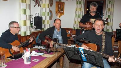 Bild: sön
Die Bands 12strings, Folk & Quer und Dreamseller musizieren zusammen: (von links) Manuel Dams, Wolfgang Beier, Gerald Herbst und (stehend) Norbert Sellmeier.