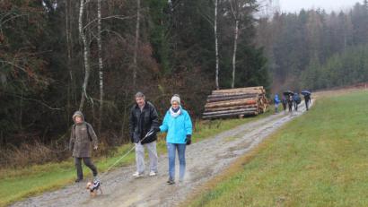 Bild: frd
Beim Nikolaus-Wandertag ließen sich die Teilnehmer auch von Regen und Nieselregen nicht abschrecken. Das galt auch für vierbeinige Weggefährten.
