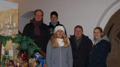 Bild: u
Wieder gut besucht îst die Krippenausstellung, die der CSU-Ortsverband im Erdgeschoss des Rathauses präsentiert. Die eingegangenen Spenden in Höhe von 250 Euro kommen der Eltern-Kind-Gruppe Zwergerltreff zugute (von links): CSU-Fraktionsvorsitzender Hans-Jürgen Schönberger, Ortsvorsitzende Birgit Birner, Zwergerltreff-Leiterin Michaela Meier, Ausstellungs-Organisator Martin Merkl und Zwergerltreff-Leiterin Cathi Meindl.
