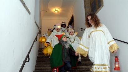 Bild: Gabi Schönberger
Himmlische Boten beschenken die Kinder beim Christkindlmarkt der Neustädter Musikschule mit Leckereien.