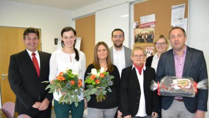 Bild: hcz
Nicole Roder, Sabine Woppmann (Zweite und Dritte von links) und Oswald Putzer (rechts) erhalten ihre Ehrung von BRK-Kreisgeschäftsführer Sandro Galitzdörfer, Personalratsvorsitzender Bertram Kincl, Stellvertretende Kreisgeschäftsführerin Edeltraud Sperber und Personalreferentin Nadine Ehmann (von links).