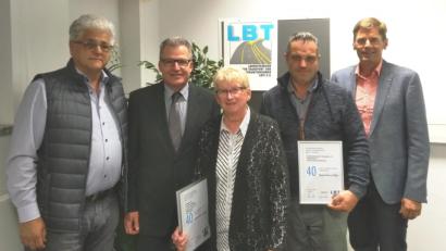 Bild: Harald Sentner (exb)
Hannelore Nitzbon (Mitte) von der Firma Meyer aus dem Birgland und Siegfried Donhauser (Zweiter von rechts) von der Firma Siegfried Donhauser Transporte aus Sulzbach Rosenberg nehmen die Urkunden für 40-jährige Mitgliedschaft im Verband in Empfang.