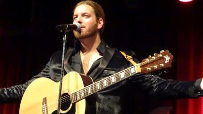 Bild: Houschka
Es gibt viele Elvis-Interpreten, doch er kommt dem legendären King of Rok'n'Roll stimmlich am nächsten: Wenn der Österreicher Ron Glaser auftritt, erntet er frenetischen Beifall. Jetzt erstmals auch in Amberg.