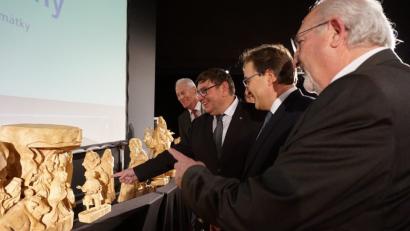 Bild: eib
Stolz zeigt Pavel Hroch (Zweiter von links), stellvertretender Regierungspräsident der Region Südböhmen, den bayerischen Ehrengästen die Krippenausstellung. Neben Regierungsvizepräsident Christoph Reichert (Zweiter von rechts) waren auch die stellvertretenden Landräte Erich Muhr (Regen, rechts) und Arnold Kimmerl (Schwandorf) zur Präsentation ins Cebb gekommen.