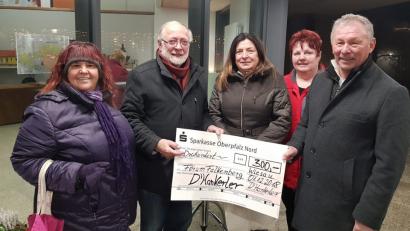 Bild: wro
Die Spende in Höhe von 300 Euro für die Burg nimmt Falkenbergs Bürgermeister Herbert Bauer (Zweiter von links) entgegen. "Hankerler"-Vorsitzender Hans Eichhammer, Monika Vollath und Michaela Thoma (von rechts) überreichen zusammen mit Jutta Seitz (links) den symbolischen Scheck.