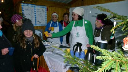 Bild: rn
Apfelkücheln und Apfelpunsch sind der "Renner" beim Obst-und Gartenbauverein.