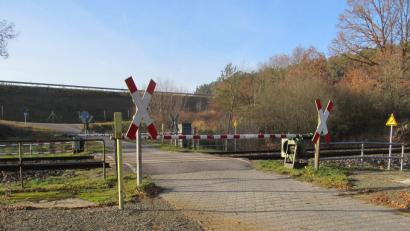Bild: bl
Hauptsächlich von Radfahrern wird dieser Bahnübergang zwischen Pfreimd und Wernberg im Bereich der Autobahnbrücke genutzt. Dorthin führt teilweise nur ein geschotterter Weg. Die Bahn würde den Übergang gern richtig breit ausbauen, doch da spielt die Stadt Pfreimd nicht mit.
