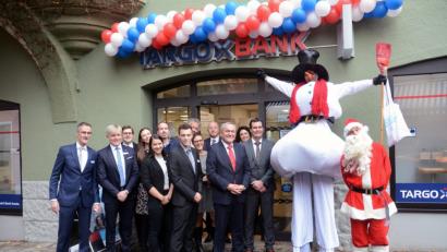 Bild: Gabriele Schönberger
Zur Eröffnung bunt geschmückt zeigt sich die Filiale der Targobank den Ehrengästen.