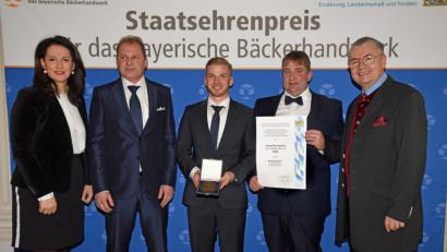 Bild: Angabe Baumgart/StMELF
Landwirtschaftsministerin Michaela Kaniber zeichnete auch die Bäckerei Kosler aus Maxhütte-Haidhof mit dem Staatsehrenpreis für das bayerische Bäckerhandwerk aus.