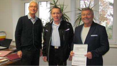 Bild: sei
Herbert Steiner (rechts) und Friedrich Janner (Mitte) reichen bei Geschäftsleiter Stephan Diedl (links) den Wahlvorschlag der Freien Wähler für Friedrich Janner als Bürgermeisterkandidat ein.