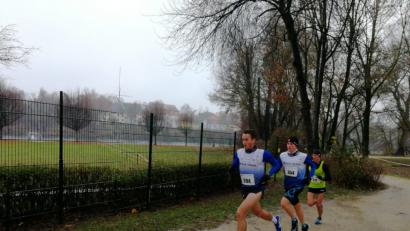 Bild: exb
Maximilian Zeus (links) absolvierte die Zehn-Kilometer-Strecke beim Regensburger Nikolauslauf in 31:15 Minuten.