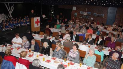 Bild: kro
Gut gefüllt war die Aula bei der 50. Adventfeier der BRK-Gemeinschaft Tirschenreuth. Stadtpfarrer Georg Flierl (hinten) ging in seinem Grußwort auf die Bedeutung der Adventszeit ein.