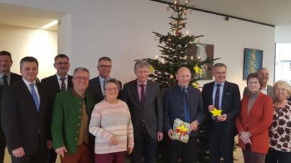 Bild: pjss
Von links: Manfred Steckermeier, Tilo Scharnagl, Matthias Rath, Berthold Bauer, Toni Dutz (Bürgermeister Wiesau), Franz Stahl (Bürgermeister Tirschenreuth), Inge Pannrucker (Vorsitzende des Kinderschutzbund Tirschenreuth), Lothar Müller (Bürgermeister Plößberg), Karlheinz Hoyer (2. Bürgermeister Waldsassen), Roland Grillmeier (Bürgermeister Mitterteich), Gabriele Kohl (2. Vorsitzende Kinderschutzbund Tirschenreuth), Anton Singer, Marianne Scheffler, Helmut Wolfrum (Zweigstellenleiter Volksbank- Raiffeisenbank Tirschenreuth)