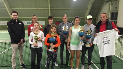 Bild: TC Amberg am Schanzl/exb
Bei der Siegerehrung des Volvo-Schanzl-Indoor-Cups gab es Pokale für die Gewinner.