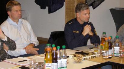 Bild: pz
Polizeiinspektionsleiter Markus Damm (Zweiter von rechts) bei seinem Vortrag in der Sitzung des Stadtrats. Rechts daneben Stadtrat Elmar Brandl und von links Bürgermeister Bernd Sommer und Stadtbaumeister Hubert Siller.
