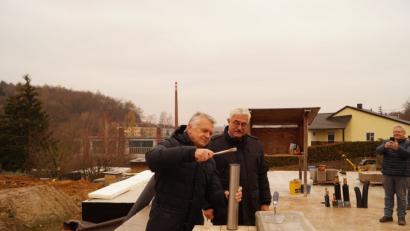 Bild: arw
Mit Hammerschlägen verschließt Architekt Uli Greiner die Zeitkapsel.