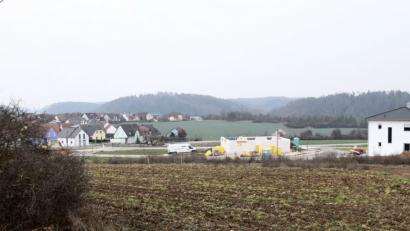Bild: bö
In Schmidmühlen wird künftig am Ledererhang auf dem gegenüberliegenden Taleinschnitt gebaut, nachdem die Bauplätze im aktuellen Baugebiet „Lauterachblick“ (im Vordergrund) innerhalb weniger Monate verkauft waren.	Bild: bö