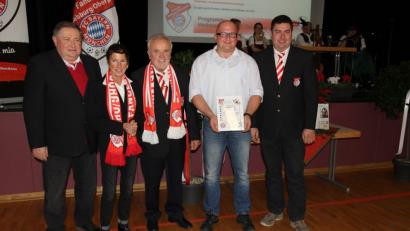 Bild: ral
Bernd Hofmann (Mitte) nahm Hans Wagner aus Littenhof (Zweiter von rechts) als 5650. Mitglied auf.