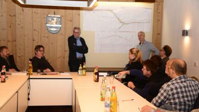 Bild: bey
Rudolf Kick (stehend, links) und Baudirektor Gerhard Kederer (stehend, rechts) vom Staatlichen Bauamt Amberg-Sulzbach begründen in der Bauausschusssitzung mit den Anliegern an der Staatsstraße nach Waidhaus die Festsetzung der Höhen für den Straßenkörper.