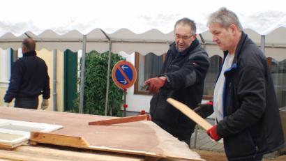 Bild: enz
Zahlreiche Helfer um Fremdenverkehrsvereins-Vorsitzenden Alfons Schnurrer (Zweiter von rechts) haben sich am Aufbau beteiligt.