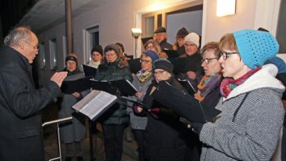 Bild: nm
Die nasskalte Witterung macht der katholische Kirchenchor vergessen. Die Gemeinschaft lässt es beim Adventssingen im Kirchhor warm ums Herz werden.