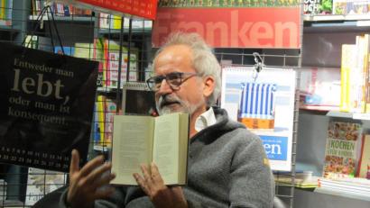 Bild: aks
Nicht ohne Shakespeare : Beim Verlagsabend präsentiert Norbert Treuheit den "ars-vivendi"- Meilenstein und seine wechselvolle Geschichte.