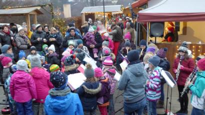 Bild: fsb
Eröffnung des Marktes mit den Chor-Kids und der Musikgruppe.