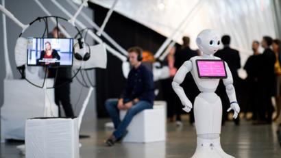 Bild: Christian Charisius/dpa
Roboter "Pepper" kommuniziert mit Journalisten und Gästen in der Ausstellung "Out of Office»: Wenn Roboter und KI für uns arbeiten" bei einer Pressekonferenz im Museum der Arbeit. Bis zum 19. Mai 2019 will sich die Ausstellung mit der Zukunft der Arbeit beschäftigen und Anregungen zum Umgang mit Robotern und Künstlicher Intelligenz (KI) geben.