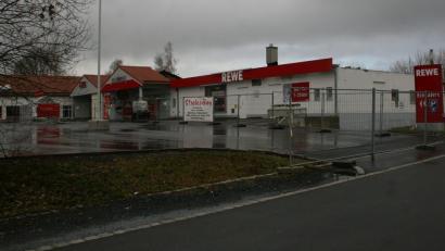 Bild: wro
Derzeit pausiert der Abriss der Rewe-Brandruine. Versicherungsrechtliche Fragen verzögern laut Bürgermeister Toni Dutz die Vorlage des Bauantrags für den Neubau.