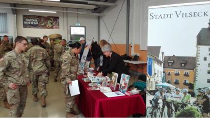 Bild: exb
Gemeinden, Organisationen und Vereine aus den Landkreisen Neustadt an der Waldnaab und Amberg-Sulzbach präsentieren sich beim Team-Day der US-Armee.