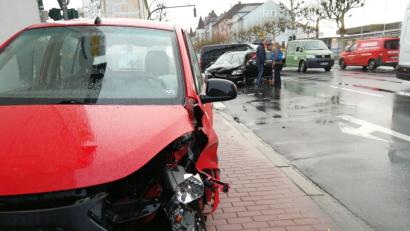 Bild: R. Kreuzer
In der Bahnhofstraße stoßen am Dienstagnachmittag auf Höhe der Commerzbank zwei Autos zusammen.