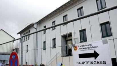 Bild: Stephan Huber
Im Eingangsbereich derzeit Baustelle: Die Kfz-Zulassungsstelle des Landkreises in der Amberger Beethovenstraße nehmen täglich zwischen 150 bis 200 Menschen in Anspruch. Die übliche Wartezeit gibt die Behörde mit zehn Minuten an. Nicht zuletzt deshalb sieht der Kreisausschuss keine Veranlassung, eine Zweigstelle zu schaffen, auch wenn die Wege besonders aus dem Landkreis-Westen relativ weit sein können.